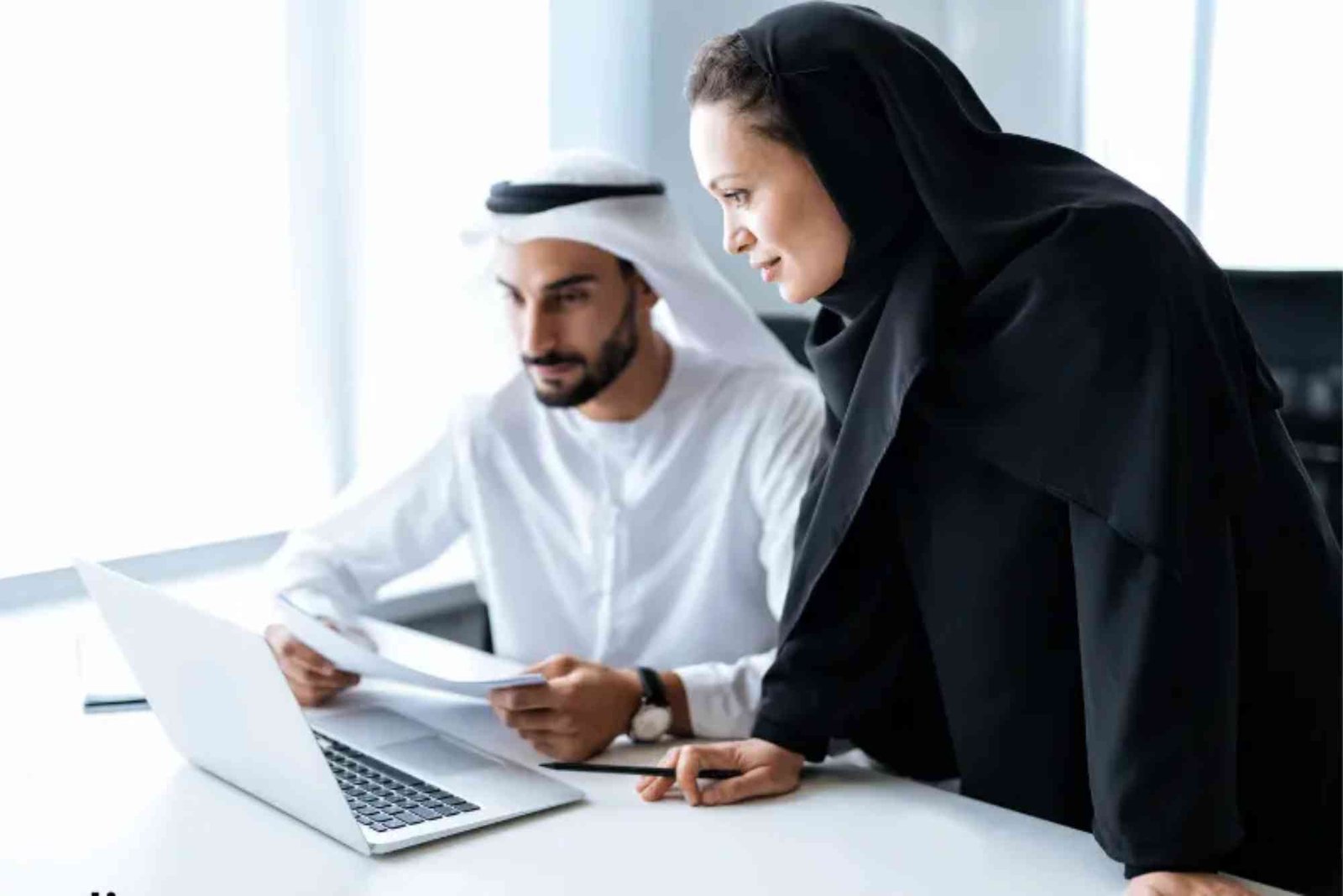 How Do Dubai Lawyers Work With Notary Public Dubai to Provide Comprehensive Legal Services?